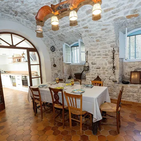 Le Chateau D'aigueze *