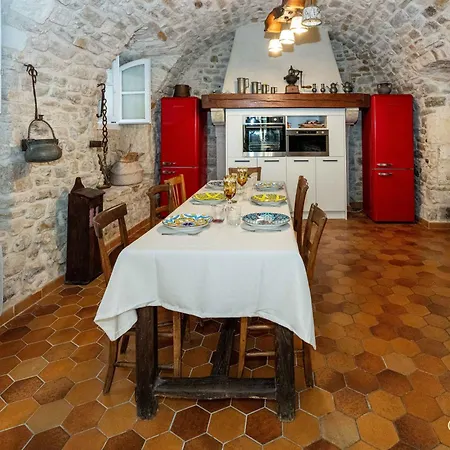 Le Chateau D'aigueze *