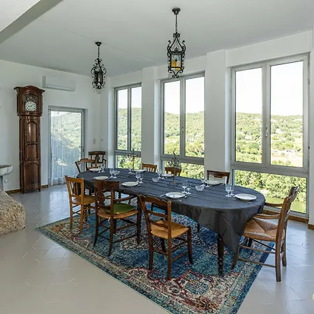 Le Chateau D'aigueze